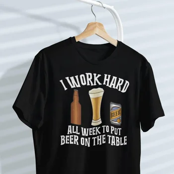 Aš sunkiai dirbu visą savaitę, kad padėčiau alų ant stalo Klasikiniai marškinėliai Juokinga Tėvo diena